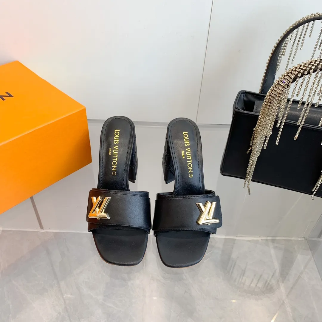 👟👟Ex-factory price 520👟👟 LV | Louis Vuitton ²⁰²³ 𝐬𝐬 🧡💚2️⃣0️⃣2️⃣4️⃣Early spring new model, top version⚠️ The counter features the latest models, square toe sandals, hard goods are new🆕 ❥Purchase level! Full of high-end feel! A popular model among bloggers at home and abroad, it’s retro and fashionable and looks amazing on your feet! Mainly recommended model on the official website★ ━━━━━ ЅᏇєєt ━━━━━ ▪️Upper: original cowhide + metal buckle ▪️Lining: imported goatskin lining ▪️Outsole: original Italian leather outsole ▪️Heel height: 5.5cm 9cm ▪️Shoe size: 35-39 (40 and 41 customized items are not returnable or exchangeable)